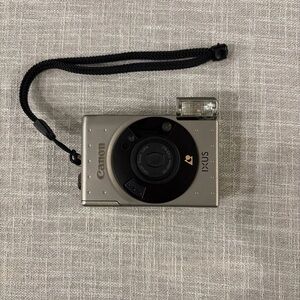 Canon IXUS Compact Camera - Silver & Black